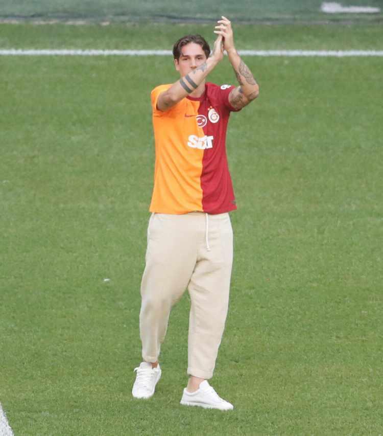 <p>Galatasaray'ın 2022-2023 sezonunun devre arasında İtalyan devi Roma'dan 15 milyon euroya transfer ettiği Nicolo Zaniolo, geçtiğimiz sezonun başında 5 milyon euro karşılığında Premier Lig ekibi Aston Villa'ya kiralanmıştı.</p>
