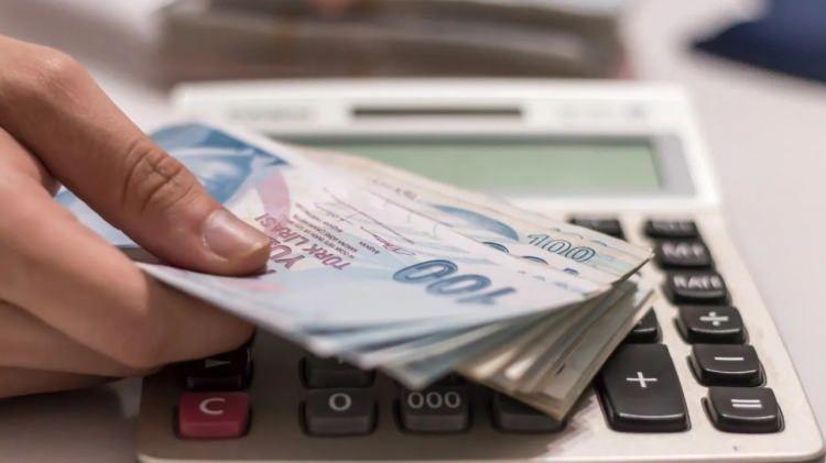<p><strong>YENİ EMEKLİLİK REFORMUNDA 2 AYRI TABAN MAAŞ GÜNDEMDE-</strong></p>
<p> </p>
<p>Emeklilik sisteminde iki ayrı taban maaş uygulamasının gündemde olduğunu belirten Karakaş, önümüzdeki dönemlerde kısmi (yaş haddinden) emeklilik ile normal emeklilik için iki ayrı emeklilik taban maaşı uygulamasına gidilebileceğini ifade etti.</p>