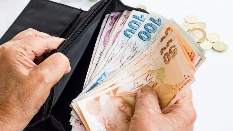 <p>“Sosyal sigorta sisteminde finansal sürdürülebilirlik açısından önemli bir gösterge olan aktif/pasif oranı 2022 yılında 2,00 iken 2023 yılında EYT düzenlemesi ile birlikte hızla 1,66 olarak gerçekleşmiştir. </p>