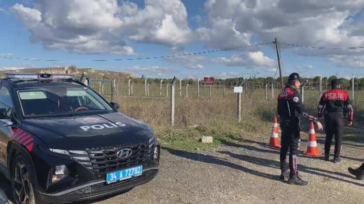 <p><span style="color:#B22222"><strong>VALİLİKTEN A&Ccedil;IKLAMA</strong></span></p>

<p>Olayın ardından İstanbul Valiliği'nden bir a&ccedil;ıklama yapıldı. Yapılan a&ccedil;ıklamada, 4 kişiyi &ouml;ld&uuml;ren ve 3 kişinin yaralanmasına sebep olan Bahtiyar Aladağ'ın ara&ccedil; i&ccedil;erisinde &ouml;l&uuml; bulunduğu belirtilirken ara&ccedil; i&ccedil;erisinde yapılan aramada olaylarda kullandığı tabancanın ve 9 adet boş kovanın olduğu aktarıldı. A&ccedil;ıklamanın devamında ise ş&uuml;pheli hakkında yapılan sorgulamada Aladağ'ın 'Uyuşturucu madde kullanmak' su&ccedil;undan &ccedil;ok sayıda su&ccedil; kaydı olduğu belirtildi.</p>
