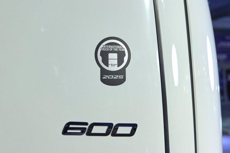 <p>eActros 600'ün yol testlerinin Mercedes-Benz Türk Ar-Ge ekipleri tarafından Türkiye'de gerçekleştirildi.</p>