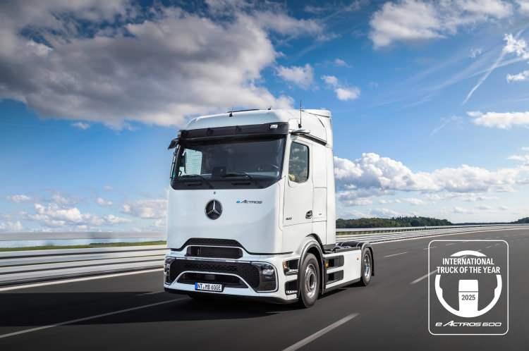 <p>Elbette eActros 600'ü sadece başlangıç ve bitiş noktalarında değil, yolda sürücülerin yasal olarak dinlenmesi gereken mola sürelerinde de şarj etmek mümkün. Mercedes, bu sayede daha uzun mesafe kat etmesi gereken sürücülerin günde 1000 kilometreden fazla yolculuk yapabileceğini ifade ediyor.</p>