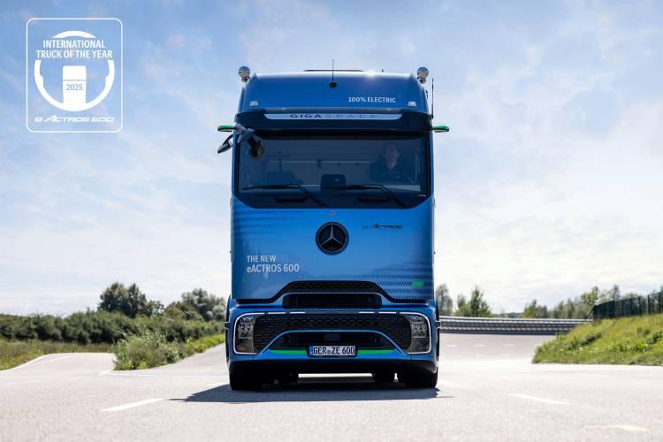 <p>Elektrikli çekicinin bataryaları, yeni 800V elektrik mimarisine ve iki entegre motora sahip e-aksa güç veriyor. Bu motorlar toplamda 400 kW (536 hp) sürekli güç üretebilirken bu değer maksimum 805 beygire kadar çıkabiliyor.</p>