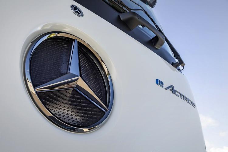 <p>Lityum-demir-fosfat kimyasına sahip tam 621 kWsa'lik devasa bir batarya paketine sahip olan Mercedes-Benz eActros 600, 22 ton civarında yük kapasitesine sahip.</p>