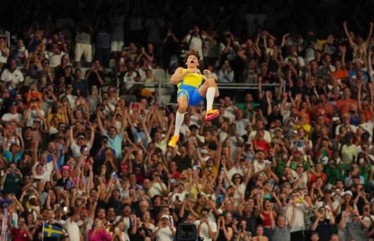 <p>İsveçli Armand "Mondo" Duplantis, 5 Ağustos'taki 2024 Paris Olimpiyat Oyunlarında 6,25 metrelik yeni dünya rekorunu kırarken aksiyonda.</p>

<p> </p>

<p> <span style="color:rgb(163 165 169/var(--tw-text-opacity))">Aleksandra Szmigiel—Reuters</span></p>

<p> </p>
