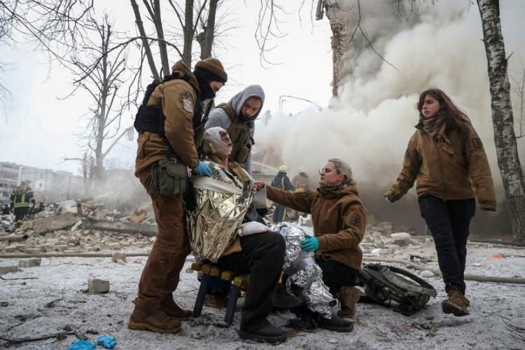<p>Tıbbi çalışanlar, 23 Ocak'ta Ukrayna'nın Kharkiv kentinde Rus füze saldırısının konut binalarına ağır hasar vermesinin ardından bir kurbanı tedavi ediyor.</p>

<p> </p>

<p> <span style="color:rgb(163 165 169/var(--tw-text-opacity))">Sofiia Gatilova—Reuters</span></p>

<p> </p>

