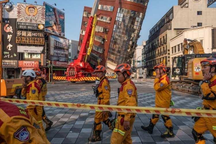 <p>Bir arama kurtarma ekibi, 3 Nisan'da Tayvan'ın Hualien kentinde meydana gelen 7,4 büyüklüğündeki depremin ardından bir binaya girmeye hazırlanıyor. Depremde 17 kişi öldü ve 900'den fazla kişi yaralandı. </p>

<p><span style="color:rgb(163 165 169/var(--tw-text-opacity))">Lam Yik Fei—The New York Times/Redux</span></p>

<p> </p>
