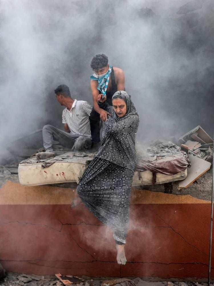<p>Filistinliler, 14 Haziran'da Gazze'nin Deir al-Balah kentinde Ebu Ayşe ailesinin evine düzenlenen İsrail saldırısının ardından enkaz ve tozdan çıkıyor. </p>
<p><span style="color:rgb(163 165 169/var(--tw-text-opacity))">Ali Jadallah—Anadolu/Getty Images</span></p>
<p> </p>