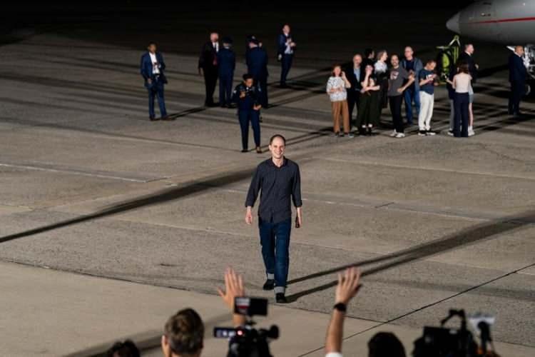 <p>Gazeteci Evan Gershkovich, 1 Ağustos'ta Joint Base Andrews, Md.'ye varışını haber yapan meslektaşlarına yaklaşıyor.</p>
<p><span style="color:rgb(163 165 169/var(--tw-text-opacity))">Al Drago—Bloomberg/Getty Images</span></p>
<p> </p>