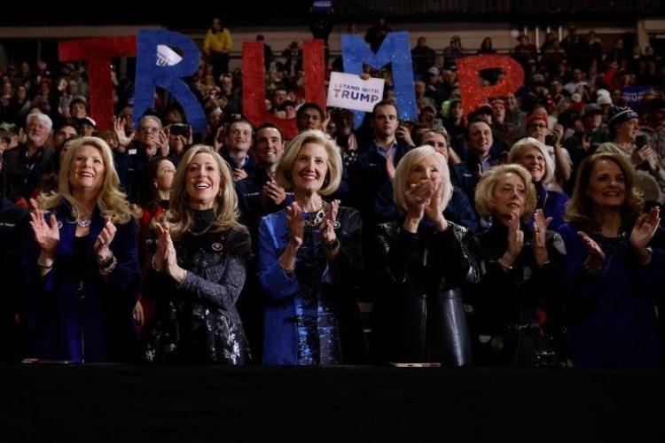 <p>Taraftarlar, 20 Ocak'ta Manchester, NH'deki SNHU Arena'da düzenlenen bir kampanya mitinginde Cumhuriyetçi başkan adayı ve eski Başkan Donald Trump'ı destekliyor.</p>
<p>Chip Somodevilla—Getty Images</p>