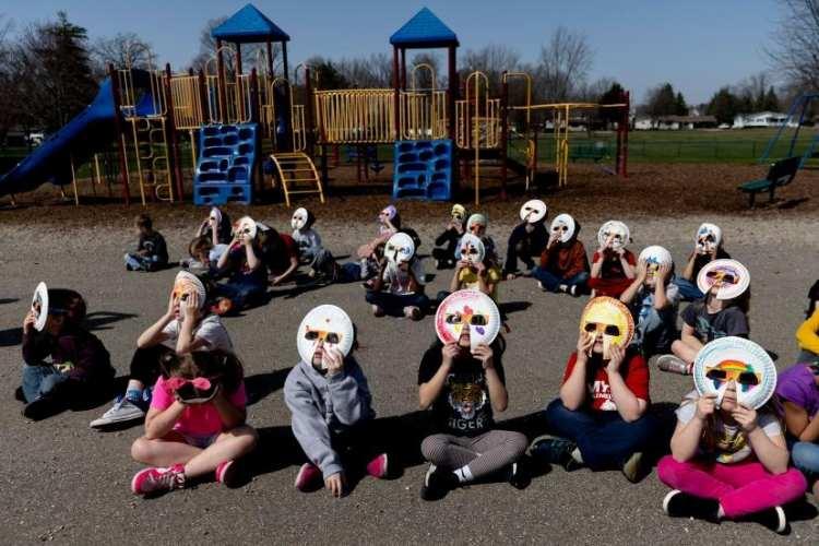 <p>Michigan, Grand Blanc'taki Myers İlkokulu'ndaki anaokulu öğrencileri, 8 Nisan'daki güneş tutulmasını güvenli bir şekilde izlemek için kağıt tabak gözlük kullanıyorlar. ABD'de Teksas'ta yoluna devam edip 2.000 mil sonra Maine'de sona eren tam güneş tutulması, 2044'e kadar bitişik Amerika Birleşik Devletleri'nde görülebilecek son tutulmaydı. </p>
<p><span style="color:rgb(163 165 169/var(--tw-text-opacity))">Jake May</span></p>
<p> </p>