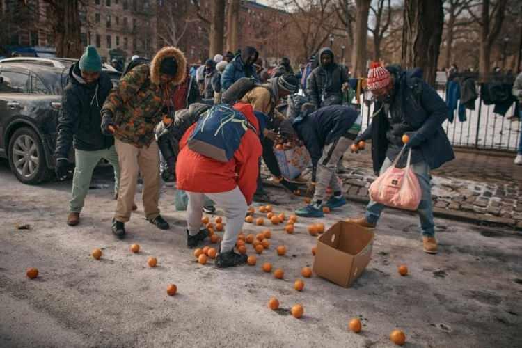 <p>İnsanlar, 20 Ocak'ta New York Şehri'ndeki St. Brigid İlkokulu'ndaki Göçmen Yardım Merkezi yakınında soğuk havada karşılıklı yardım grupları yiyecek ve giysi dağıtırken portakal topluyor. </p>
<p><span style="color:rgb(163 165 169/var(--tw-text-opacity))">Andres Kudacki—AP</span></p>
<p> </p>