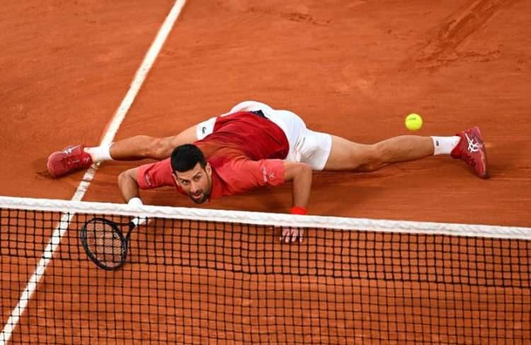 <p>Novak Djokovic, 3 Haziran'da Paris'te düzenlenen 2024 Fransa Açık'ın Dokuzuncu Günü'nde Erkekler Tekler dördüncü tur maçında Francisco Cerundolo'ya karşı forehand vuruşu için ağlara kayıyor. </p>
<p><span style="color:rgb(163 165 169/var(--tw-text-opacity))">Clive Mason—Getty Images</span></p>
<p> </p>
<p> </p>
