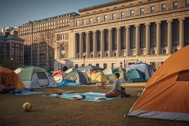 <p>Bir protestocu, 29 Nisan'da New York City'deki Columbia Üniversitesi kampüsündeki Filistin yanlısı kampta Pazartesi sabahının erken saatlerinde meditasyon yapıyor. </p>
<p><span style="color:rgb(163 165 169/var(--tw-text-opacity))">Andres Kudacki, TIME için</span></p>
<p> </p>