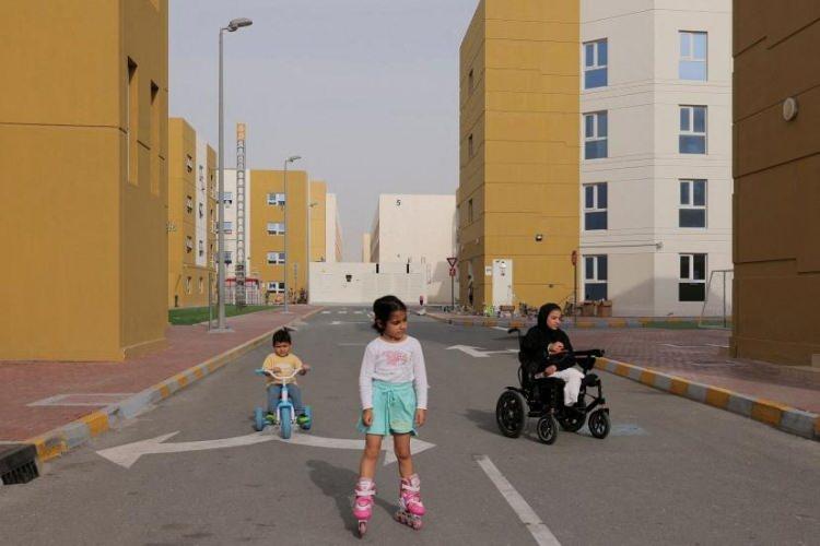 <p>Kuzey Gazze'den, İsrail hava saldırısında bacaklarını kaybeden 12 yaşındaki Filistinli çocuk Tuqa Ossama İbrahim, 19 Mart'ta Abu Dabi'deki Emirates İnsani Kenti'nde diğer Filistinli çocuklar oynarken tekerlekli sandalyede oturuyor. </p>
<p> </p>
<p><span style="color:rgb(163 165 169/var(--tw-text-opacity))">Amr Alfiky—Reuters</span></p>
<p> </p>