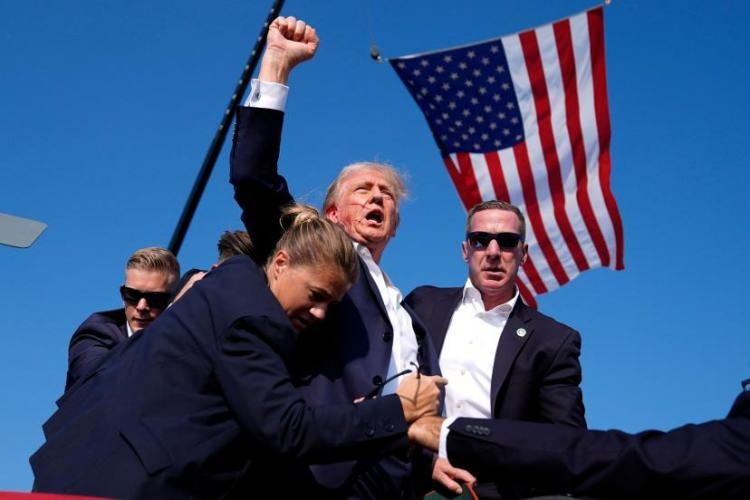 <p>Donald Trump, 13 Temmuz'da Butler, Pensilvanya'da bir suikast girişiminin ardından düzenlenen bir kampanya mitinginde ABD Gizli Servisi ajanları tarafından çevreleniyor.</p>
<p> </p>
<p> <span style="color:rgb(163 165 169/var(--tw-text-opacity))">Evan Vucci—AP</span></p>
<p> </p>