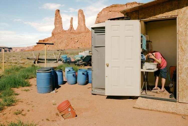 <p>Linda Jackson, 11 Temmuz'da Navajo Ulusu'ndaki evinde saçlarını yıkıyor. </p>
<p> </p>
<p><span style="color:rgb(163 165 169/var(--tw-text-opacity))">Elliot Ross, TIME için</span></p>
<p> </p>