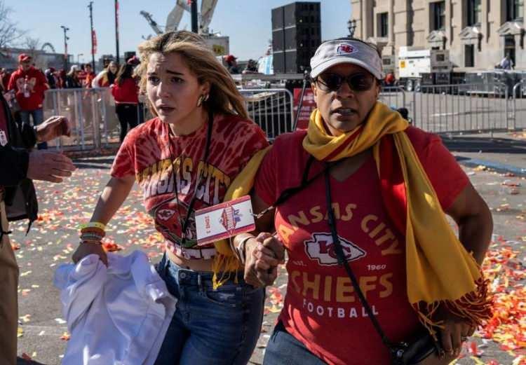 <p>14 Şubat'ta Kansas City, Missouri'de Kansas City Chiefs'in Super Bowl LVIII zafer geçidinin yakınında silah sesleri duyulduktan sonra insanlar kaçışıyor. </p>
<p> </p>
<p><span style="color:rgb(163 165 169/var(--tw-text-opacity))">Andrew Caballero-Reynolds—AFP/Getty Images</span></p>
<p> </p>