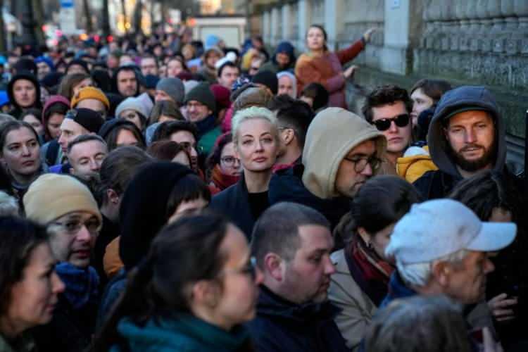<p>17 Mart'ta Berlin'deki Rus büyükelçiliği yakınındaki bir oy verme merkezinde diğer seçmenlerle birlikte sırada bekleyen Aleksey Navalny'nin dul eşi Yulia Navalnaya.</p>
<p> </p>
<p> <span style="color:rgb(163 165 169/var(--tw-text-opacity))">Ebrahim Noroozi—AP</span></p>
<p> </p>