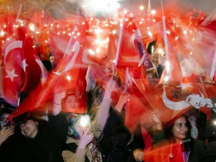<p>Muhalefet adayı Ekrem İmamoğlu'nun 31 Mart belediye seçimlerindeki zaferinin ardından İstanbul seçmenleri. </p>
<p>Emin Özmen—Magnum Photos</p>