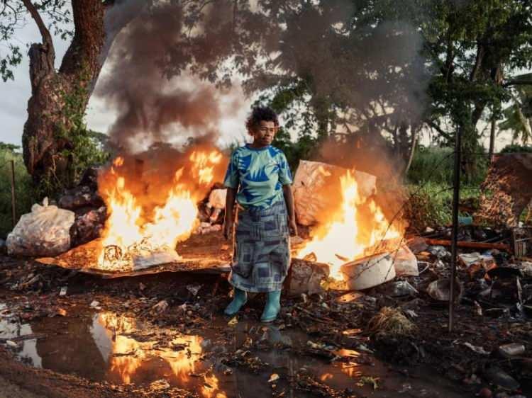 <p>Geri dönüşüm için teneke kutuları, plastik şişeleri ve diğer malzemeleri yıkayıp ayırarak gelir elde eden Asinate Lewabeka, 9 Mayıs'ta Fiji'nin Viti Levu bölgesindeki Lautoka Vunato yerleşimindeki evinin yakınındaki çöpleri yakıyor.</p>
<p><span style="color:rgb(163 165 169/var(--tw-text-opacity))">Adam Ferguson, TIME için</span></p>
<p> </p>