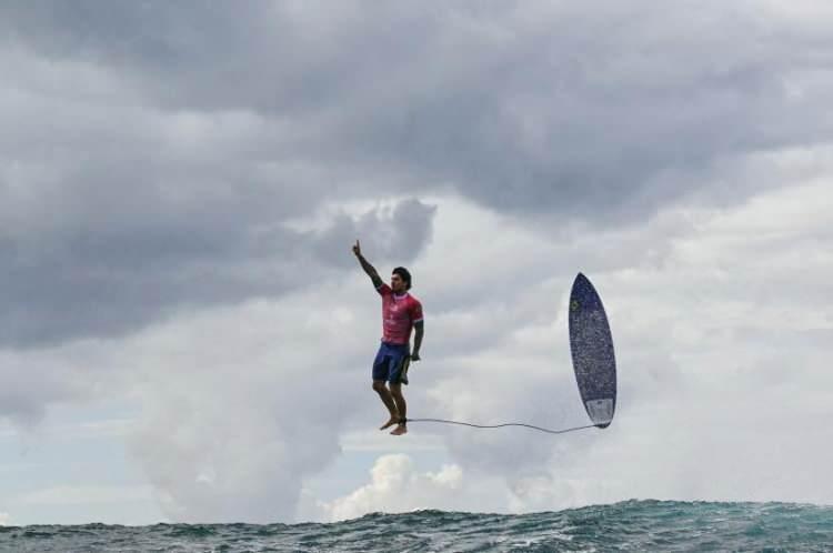 <p>Brezilyalı Gabriel Medina, 29 Temmuz'da Fransız Polinezyası'ndaki Tahiti adasındaki Teahupo'o'da düzenlenen Paris 2024 Olimpiyat Oyunları'ndaki erkekler sörf yarışmasında havada asılı kalmış gibi görünüyor. Olimpiyat tarihindeki en yüksek tek dalga skorunu elde etti ve bronz madalya kazandı. </p>
<p><span style="color:rgb(163 165 169/var(--tw-text-opacity))">Jerome Brouillet—AFP/Getty Images</span></p>
<p> </p>