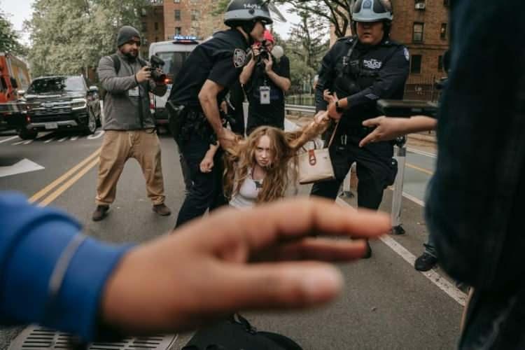<p>11 Mayıs'ta Brooklyn, NY'deki Manhattan Köprüsü'ne Filistin yanlısı bir yürüyüş sırasında bir protestocu polis tarafından gözaltına alınıyor. </p>
<p> </p>
<p><span style="color:rgb(163 165 169/var(--tw-text-opacity))">Olga Federova—EPA-EFE/Shutterstock</span></p>
<p> </p>
