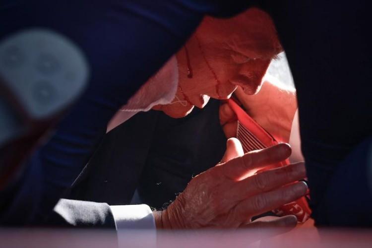 <p>Eski Başkan Donald Trump, 13 Temmuz'da Butler, Pensilvanya'da Cumhuriyetçi başkan adayı için düzenlenen miting sırasında uğradığı suikast girişiminin ardından ABD Gizli Servisi ajanları tarafından korunuyor. </p>
<p><span style="color:rgb(163 165 169/var(--tw-text-opacity))">Anna Moneymaker—Getty Images</span></p>
<p> </p>