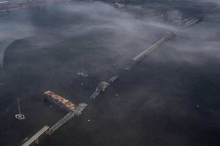 <p>26 Mart'ta Baltimore, Maryland'deki Francis Scott Key Köprüsü'ne bir konteyner gemisinin çarpmasının ardından. Singapur bayraklı gemi köprüyü destekleyen bir kolona çarptı, köprünün bir kısmının çökmesine ve köprüde bulunan altı inşaat işçisinin ölümüne neden oldu. Eyalet yetkilileri onarım maliyetlerinin 1,9 milyar dolara kadar çıkacağını tahmin ediyor.</p>
<p> </p>
<p><span style="color:rgb(163 165 169/var(--tw-text-opacity))">Carolyn Van Houten—The Washington Post/Getty Images</span></p>
<p> </p>