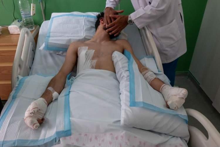 <p>20 Eylül'de Beyrut'ta çağrı cihazının patlaması sonucu ellerinden ve yüzünden yaralanan bir Hizbullah üyesi. 17 ve 18 Eylül'de, Hizbullah tarafından kullanılması amaçlanan binlerce el tipi çağrı cihazı ve yüzlerce telsiz, Lübnan ve Suriye'de iki ayrı olayda aynı anda patladı. Yaygın olarak İsrail'e atfedilen saborate saldırısı, en az 12 sivil de dahil olmak üzere en az 42 kişiyi öldürdü ve 3.000'den fazla kişiyi yaraladı. </p>
<p> </p>
<p><span style="color:rgb(163 165 169/var(--tw-text-opacity))">William Daniels</span></p>
<p> </p>