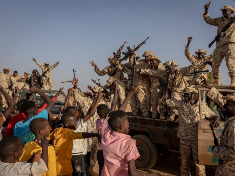 <p>24 Nisan'da Hartum'un dışındaki Omdurman'da düzenlenen bir gösteri sırasında kalabalık Sudan ordusunun üyelerini alkışlıyor. İktidar için savaşan iki general arasındaki çekişme Sudan'ı iç savaşa sürükledi ve Hartum ile çevresini dünyanın en kötü insani felaketinin yaşandığı bir yer haline getirdi. </p>

<p> </p>

<p><span style="color:rgb(163 165 169/var(--tw-text-opacity))">Ivor Prickett—The New York Times/Redux</span></p>

<p> </p>
