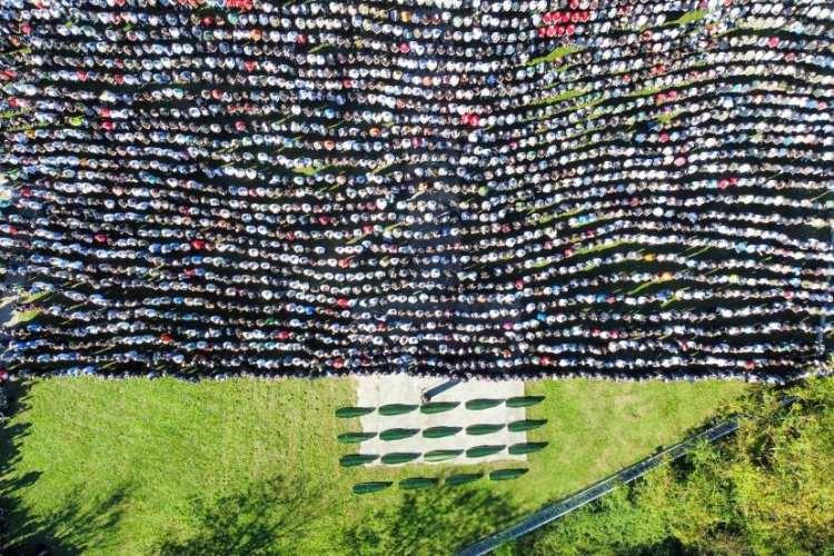 <p>15 Ekim'de Bosna'nın Jablanica kentinde meydana gelen sel baskınında hayatını kaybeden 19 kişinin toplu cenaze töreninde yas tutanlar. </p>

<p> </p>

<p><span style="color:rgb(163 165 169/var(--tw-text-opacity))">Armin Durgut—AP</span></p>

<p> </p>
