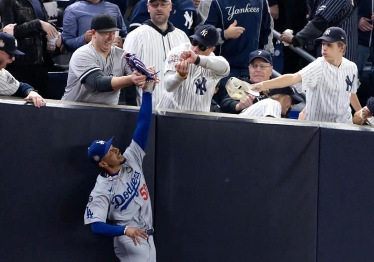 <p>Yankees taraftarları, 29 Ekim'de New York City'de oynanan 2024 Dünya Serisi'nin Dördüncü Maçı sırasında faul bölgesinde bir fly ball yakalayan Los Angeles Dodgers'ın Mookie Betts'ine müdahale ediyor. Oyun bir out ile sonuçlandı; Dodgers seriyi beş maçta kazandı. </p>

<p> </p>

<p><span style="color:rgb(163 165 169/var(--tw-text-opacity))">Al Bello—Getty Images</span></p>

<p> </p>
