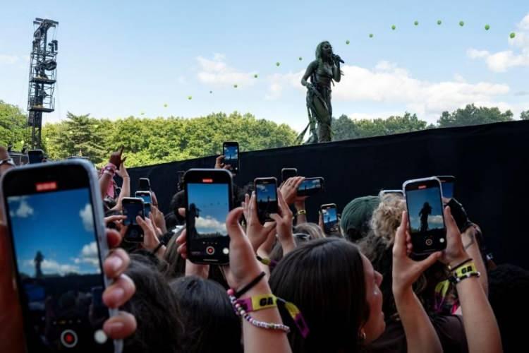 <p>Hayranlar, Chappell Roan'ın 9 Haziran'da Queens, NY'deki Governors Ball müzik festivalinde sahne alırken telefonlarıyla video kaydediyorlar. </p>

<p> </p>

<p><span style="color:rgb(163 165 169/var(--tw-text-opacity))">Cheney Orr—Reuters</span></p>

<p> </p>
