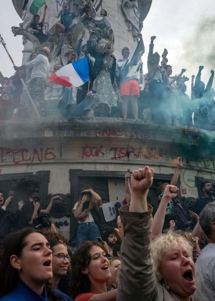 <p>İnsanlar, Fransız parlamento seçimlerinin ikinci turundan birkaç gün önce, 3 Temmuz'da Paris'in merkezindeki Place de la République'te toplandı. Gösteri, Rassemblement National'ın ("Ulusal Birlik") oyların yaklaşık %34'ünü alarak ilk tur oylamada önde gitmesine tepki olarak bağımsız medya, sendikalar ve diğer sivil toplum örgütleri tarafından başlatıldı.</p>
<p> </p>
<p> <span style="color:rgb(163 165 169/var(--tw-text-opacity))">William Daniels</span></p>
<p> </p>