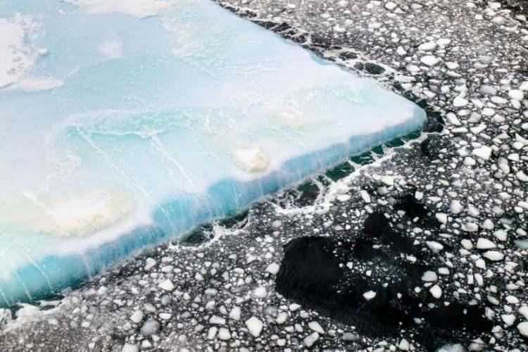 <p>Batı Antarktika'da eriyen buz, 10 Şubat. 2024'te El Niño fenomeni Batı Antarktika yakınlarındaki daha sıcak okyanus akıntılarını yoğunlaştırarak yüzen buz raflarının altındaki buz erimesini hızlandırdı. Bu ısınma, normalde daha sıcak suları Antarktika rafından uzak tutmaya yardımcı olan doğu rüzgarlarının zayıflamasıyla ilişkilidir. Daha zayıf rüzgarlarla, daha fazla Circumpolar Deep Water (doğal olarak daha sıcak, daha derin okyanus suyu) buz raflarına ulaştı ve burada buzları aşağıdan eriterek küresel olarak deniz seviyesinin yükselme risklerini artırdı. </p>
<p> </p>
<p><span style="color:rgb(163 165 169/var(--tw-text-opacity))">Jasper Doest</span></p>
<p> </p>