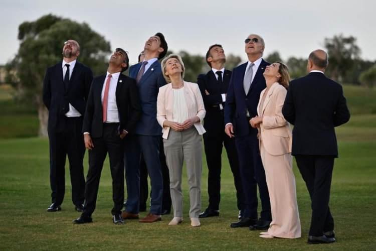 <p>Avrupa Konseyi Başkanı Charles Michel, Almanya Başbakanı Olaf Scholz, Kanada Başbakanı Justin Trudeau, Fransa Cumhurbaşkanı Emmanuel Macron, İtalya Başbakanı Giorgia Meloni, ABD Başkanı Joe Biden, Japonya Başbakanı Fumio Kishida, (görünürde) İngiltere Başbakanı Rishi Sunak ve Avrupa Komisyonu Başkanı Ursula von der Leyen, 13 Haziran'da İtalya'nın Fasano kentinde düzenlenen 50. G7 zirvesinin ilk gününde San Domenico Golf Kulübü'nde paraşütle atlayışı izlemek için bir araya geldi. </p>
<p> </p>
<p><span style="color:rgb(163 165 169/var(--tw-text-opacity))">Antonio Masiello—Getty Images</span></p>
<p> </p>