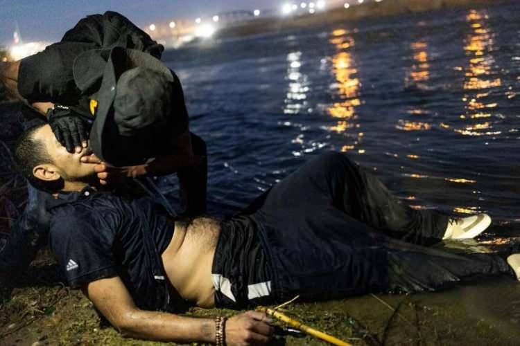 <p>Guatemala'dan gelen bir göçmen grubunu Meksika'da Rio Bravo olarak bilinen Rio Grande Nehri'nden geçiren bir adam, 24 Şubat'ta Meksika'nın Piedras Negras kentinde neredeyse boğulmaktan kurtarıldı.</p>
<p> </p>
<p> <span style="color:rgb(163 165 169/var(--tw-text-opacity))">Andrew Lichtenstein—Corbis/Getty Images</span></p>
<p> </p>
