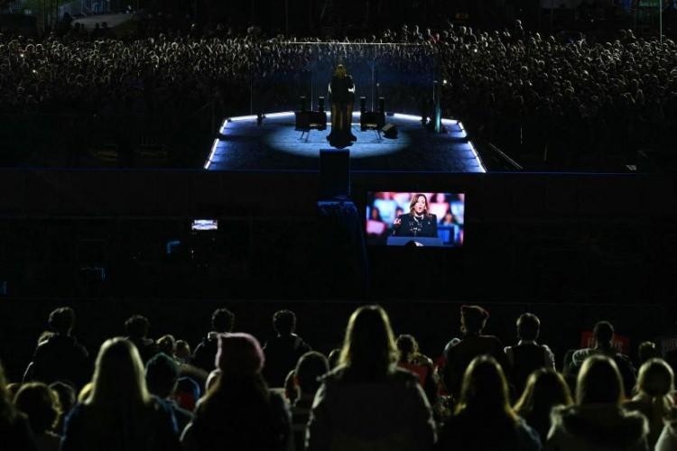<p>Başkan Yardımcısı ve Demokrat başkan adayı Kamala Harris, 4 Kasım'da Philadelphia, Pensilvanya'daki Benjamin Franklin Parkway'de düzenlenen bir kampanya mitinginde konuşuyor. </p>
<p> </p>
<p><span style="color:rgb(163 165 169/var(--tw-text-opacity))">Andrew Caballero-Reynolds—AFP/Getty Images</span></p>
<p> </p>