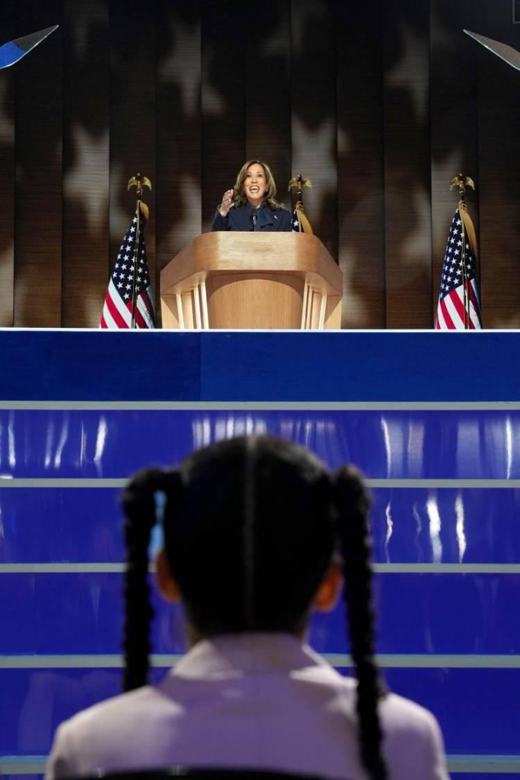 <p>Amara Ajagu, Demokrat Parti başkan adayı Başkan Yardımcısı Kamala Harris'in 22 Ağustos'ta Chicago'daki United Center'da düzenlenen Demokrat Ulusal Kongresi'nin dördüncü gününde konuşmasını izliyor. </p>

<p> </p>

<p><span style="color:rgb(163 165 169/var(--tw-text-opacity))">Todd Heisler—The New York Times/Redux</span></p>

<p> </p>

