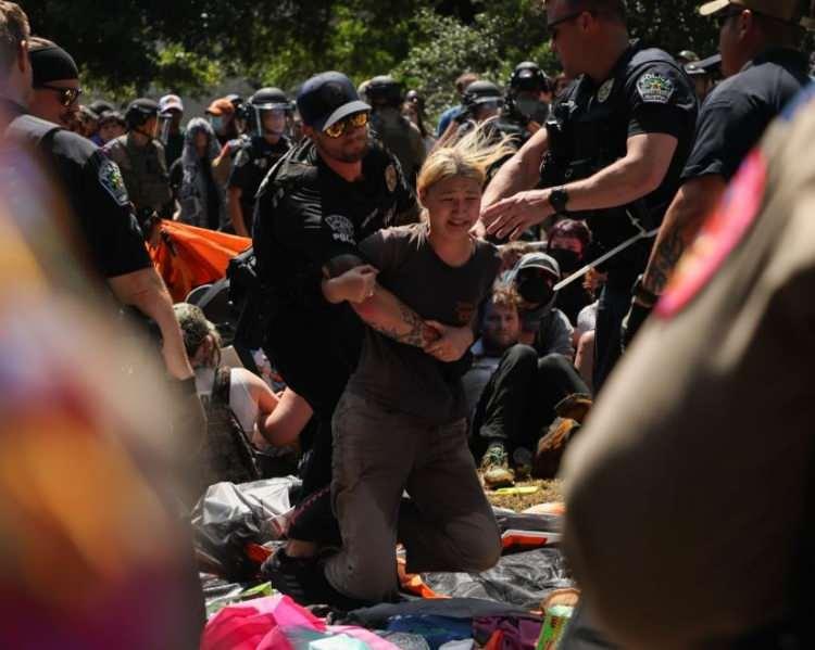 <p>Polis, 29 Nisan'da Teksas Üniversitesi kampüsündeki bir kampı dağıtırken bir protestocuyu yakalıyor. </p>

<p> </p>

<p><span style="color:rgb(163 165 169/var(--tw-text-opacity))">Lorianne Willett</span></p>

<p> </p>
