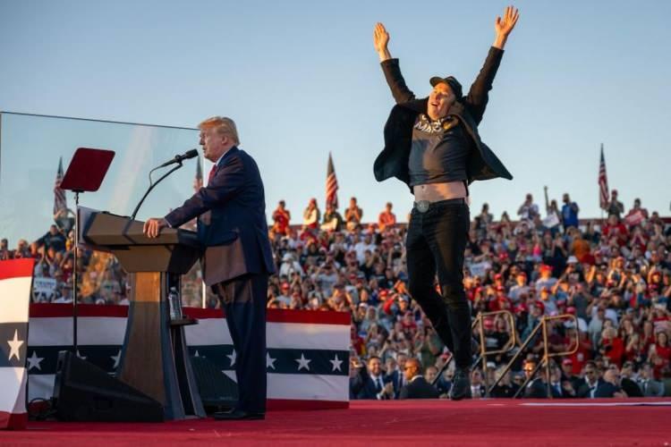<p>Elon Musk, 5 Ekim'de Pennsylvania'nın Butler kentinde ilk suikast girişiminin ger&ccedil;ekleştiği yerde d&uuml;zenlenen kampanya mitinginde eski Başkan Donald Trump'a katılıyor.</p>

<p>&nbsp;</p>

<p>&nbsp;<span style="color:rgb(163 165 169/var(--tw-text-opacity))">Jim Watson&mdash;AFP/Getty Images</span></p>

<p>&nbsp;</p>
