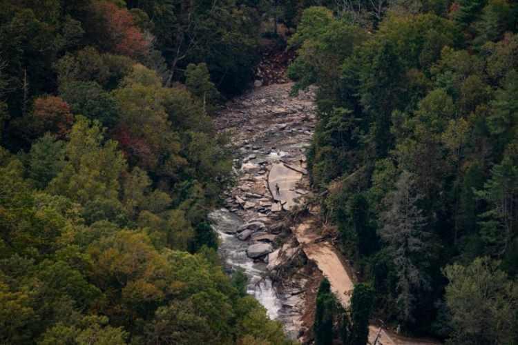 <p>2 Ekim'de Asheville, NC yakınlarında Kasırga Helene'den zarar g&ouml;ren bir yol.</p>

<p>&nbsp;</p>

<p>&nbsp;<span style="color:rgb(163 165 169/var(--tw-text-opacity))">Al Drago&mdash;The New York Times/Redux</span></p>

<p>&nbsp;</p>
