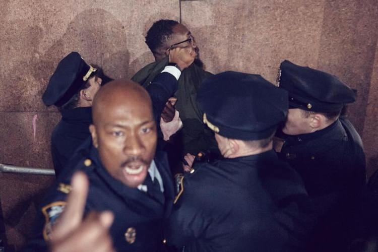 <p>New York Polisi, 12 Şubat Pazartesi g&uuml;n&uuml; New York'ta Gazze'de kalıcı ateşkes &ccedil;ağrısı yapan bir g&ouml;steri sırasında Filistin yanlısı bir protestocuyu tutukladı. NYC h&uuml;k&uuml;meti Filistin yanlısı g&ouml;sterileri kısıtlamak i&ccedil;in &ouml;nlemler uygularken birka&ccedil; protestocu tutuklandı.</p>

<p>&nbsp;</p>

<p>&nbsp;<span style="color:rgb(163 165 169/var(--tw-text-opacity))">Andres Kudacki</span></p>

<p>&nbsp;</p>
