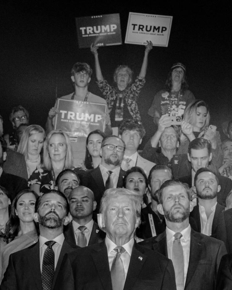 <p>Eski Başkan Donald Trump, 15 Temmuz'da Milwaukee, Wisconsin'de Cumhuriyet&ccedil;i Ulusal Kongresi'nin ilk gecesinde oğulları Donald Trump Jr. ve Eric Trump'ın yanı sıra parti &uuml;yeleri ve destek&ccedil;ileriyle birlikte.&nbsp;<span style="color:rgb(163 165 169/var(--tw-text-opacity))">Joseph Rushmore</span></p>

<p>&nbsp;</p>
