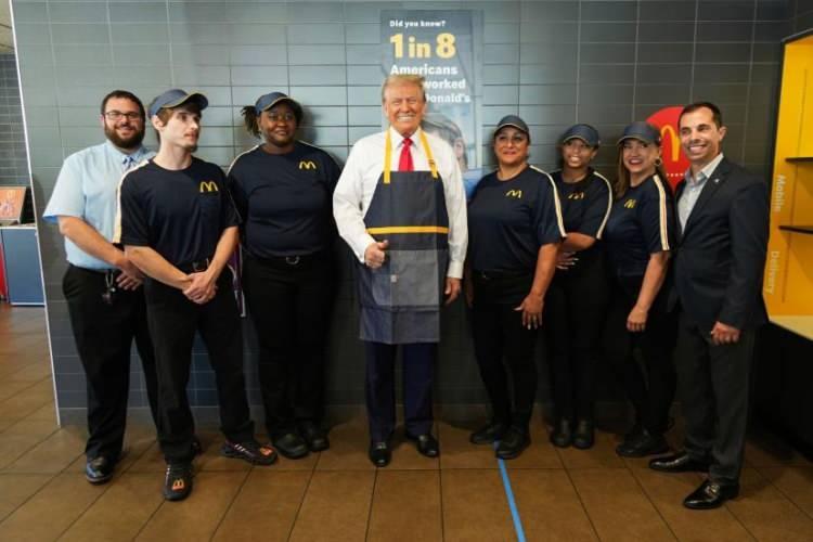 <p>Cumhuriyet&ccedil;i başkan adayı Donald Trump, 20 Ekim'de Pennsylvania, Feasterville-Trevose'daki McDonald's'ı ziyaretinde &ccedil;alışanlarla poz veriyor.&nbsp;<span style="color:rgb(163 165 169/var(--tw-text-opacity))">Doug Mills&mdash;The New York Times/AP/Pool</span></p>

<p>&nbsp;</p>
