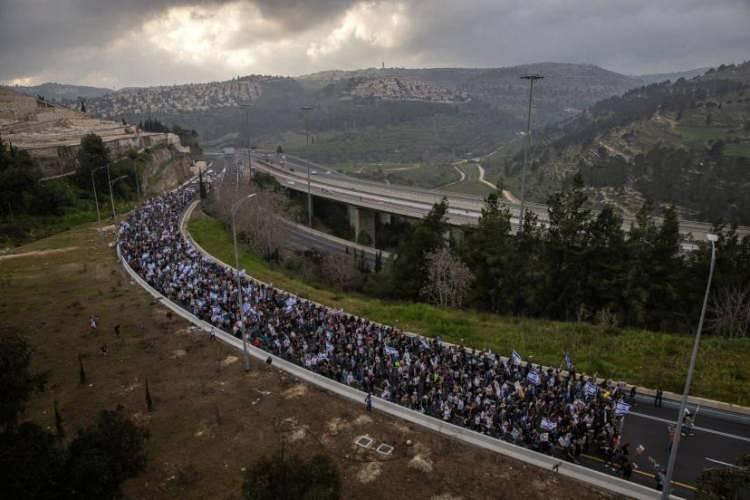 <p>Gazze'de tutulan rehinelerin aileleri ve destek&ccedil;ileri, 7 Ekim'de g&uuml;ney İsrail'de saldırıya uğrayan b&ouml;lgelerden 2 Mart'ta Kud&uuml;s'e doğru d&uuml;zenlenen d&ouml;rt g&uuml;nl&uuml;k y&uuml;r&uuml;y&uuml;ş&uuml;n son g&uuml;n&uuml;nde Kud&uuml;s'e yaklaşıyor. İsrail ile Hamas arasında ateşkes koşulları konusunda gergin m&uuml;zakereler s&uuml;rerken, rehinelerin aileleri y&uuml;r&uuml;y&uuml;ş&uuml;, dikkati hala esaret altında olan sevdiklerinin durumuna odaklamak ve İsrail h&uuml;k&uuml;metine onları serbest bırakacak bir anlaşma sağlaması i&ccedil;in daha fazla baskı yapmak amacıyla d&uuml;zenledi.&nbsp;<span style="color:rgb(163 165 169/var(--tw-text-opacity))">Tamir Kalifa</span></p>

<p>&nbsp;</p>
