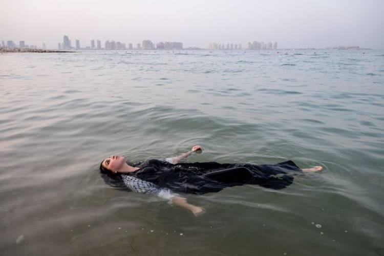 <p>15 yaşındaki Layan Harouda, 21 Mayıs'ta Katar kıyılarındaki Basra K&ouml;rfezi'nde y&uuml;z&uuml;yor. Kasım ayında ailesiyle birlikte Gazze'den ka&ccedil;tı ve eve geri d&ouml;nebileceklerini merak ediyor. Ge&ccedil;tiğimiz yılın sonlarında memleketi Gazze Şehri'ne d&uuml;zenlenen hava saldırılarında k&uuml;&ccedil;&uuml;k kardeşlerini korumuş. Yaşadığı savaş sahnelerinin kendisini her g&uuml;n rahatsız ettiğini s&ouml;yl&uuml;yor. "Gen&ccedil;liğim &ccedil;alındı, hi&ccedil; kimsenin yaşamaması gereken şeyler yaşadık" dedi.&nbsp;<span style="color:rgb(163 165 169/var(--tw-text-opacity))">Tanya Habjouqa</span></p>

<p>&nbsp;</p>
