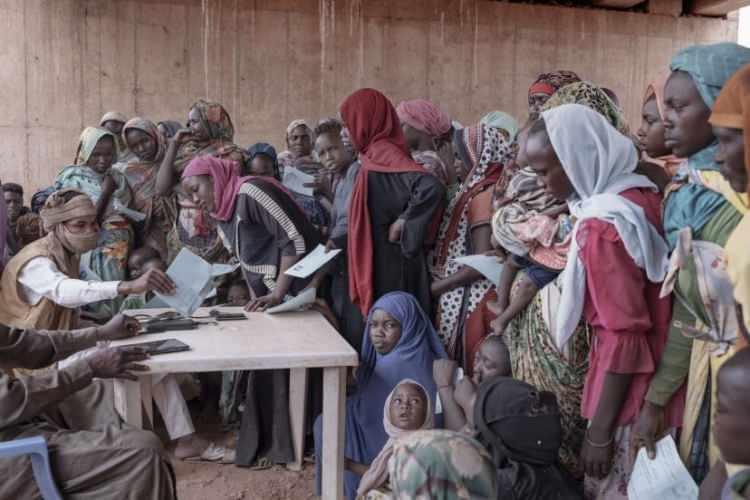 <p>Sudanlı kadınlar ve &ccedil;ocuklar 10 Haziran'da &Ccedil;ad'ın Ouadda&iuml; eyaletindeki sınır kasabası Adre'ye m&uuml;lteci olarak vardıklarında &Ccedil;ad makamlarına kayıt yaptırıyorlar.&nbsp;<span style="color:rgb(163 165 169/var(--tw-text-opacity))">Nicol&ograve; Filippo Rosso</span></p>

<p>&nbsp;</p>
