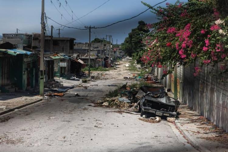 <p>25 Eyl&uuml;l'de Kenya g&uuml;venlik g&uuml;c&uuml; devriye aracından Haiti'deki Port-au-Prince şehir merkezinin g&ouml;r&uuml;n&uuml;m&uuml;. Kenya liderliğindeki uluslararası bir polis g&uuml;c&uuml;n&uuml;n konuşlandırılmasına rağmen, Port-au-Prince'in bir&ccedil;ok b&ouml;lgesi &ccedil;ete korkusu nedeniyle ıssız kalmaya devam ediyor.&nbsp;<span style="color:rgb(163 165 169/var(--tw-text-opacity))">Adriana Zehbrauskas&mdash;The New York Times</span></p>

<p>&nbsp;</p>
